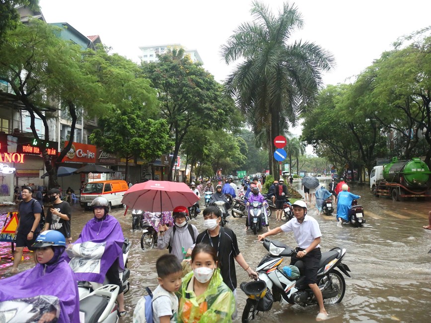 Ha Dong: nhieu tuyen duong ngap sau, giao thong te liet - Hinh anh 5